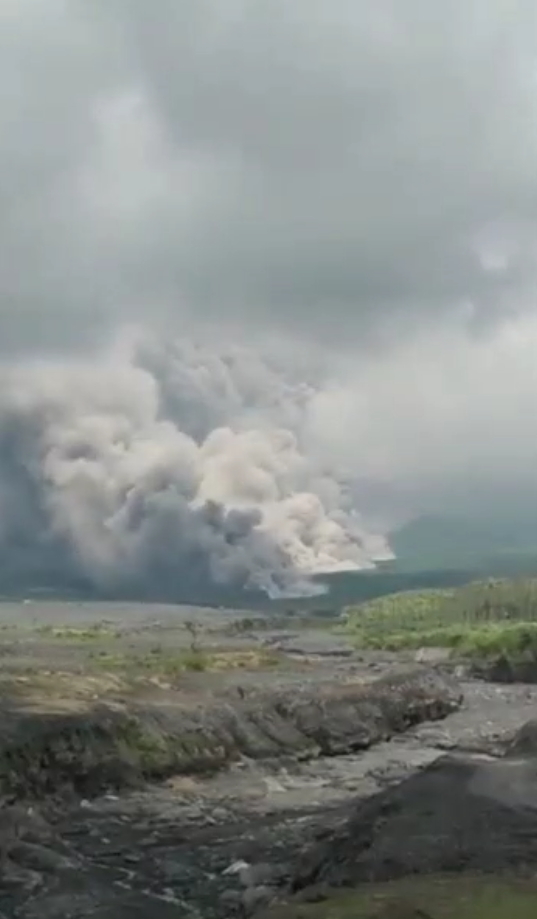 印尼塞梅鲁火山发生大规模喷发：现场浓烟滚滚 去年同天也曾喷发